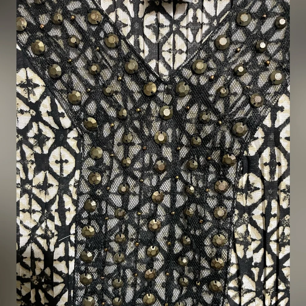 Geometric Print Tunic Top With V-Neck and Beaded Details - Black and Cream